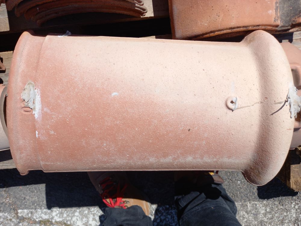 Tuile faitière à bourrelet